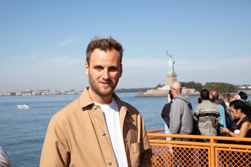 Die Weltstadt mit einem magischen Versprechen. „Terra X“-Moderator Leon Windscheid vor der Freiheitsstatue in New York. – Bild: ZDF