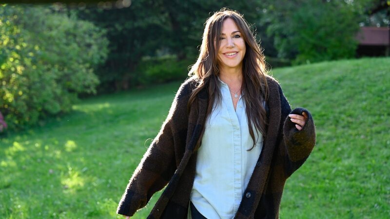 Katja Baumann (Simone Thomalla) steht fröhlich auf einer Wiese. – Bild: ZDF und Barbara Bauriedl