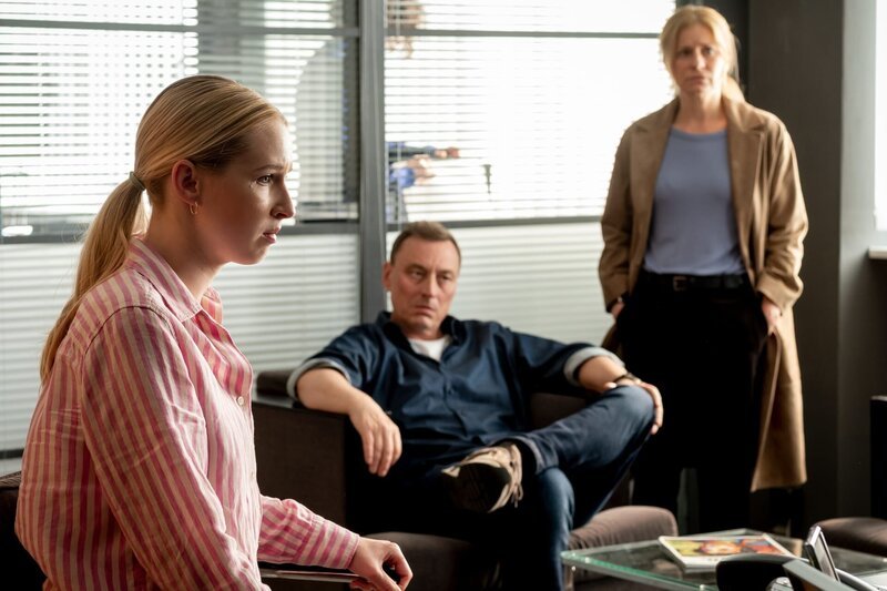 Anastasia (Luise Emilie Tschersich, l.) muss sich vor Kelting (Werner Daehn, M.), Koko (Birte Hanusrichter, r.) und den Kollegen für ihr Verhalten gegenüber einer Zeugin verantworten. – Bild: ZDF