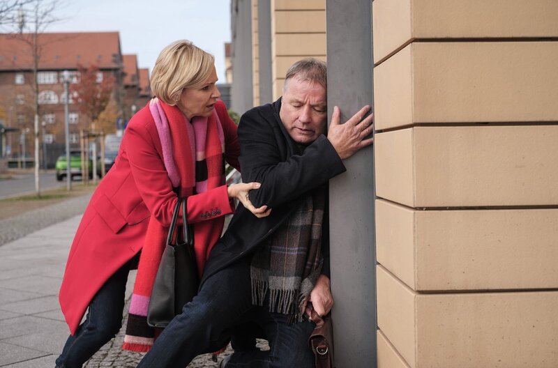 Als Dr. Kathrin Globisch (Andrea Kathrin Loewig) und Dr. Roland Heilmann (Thomas Rühmann) sich morgens vor der Sachsenklinik begegnen, bricht Roland plötzlich zusammen. – Bild: MDR/​Saxonia Media/​Robert Strehler