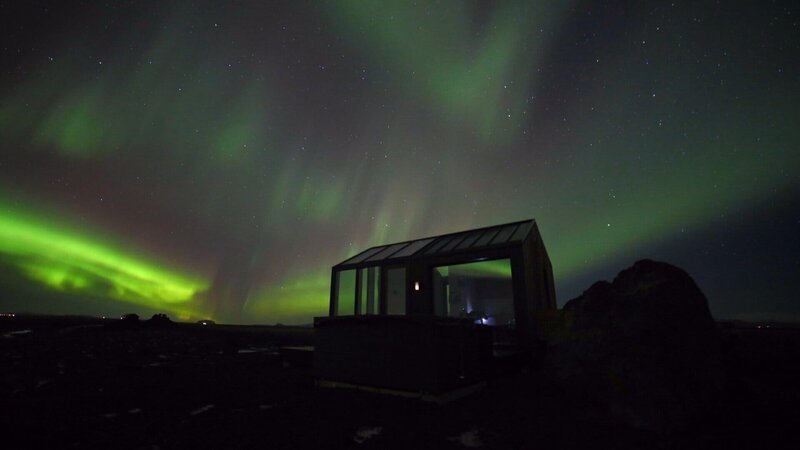 Durch das Panoramadach des Glass Cottage in Island lassen sich Polarlichter bestaunen. – Bild: ZDF und 2022 Cable News Network and Zero Point Zero