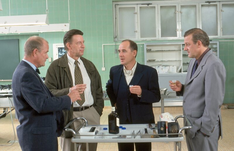 Gemeinsam feiern die Kollegen Dr. Bondzio (Dieter Mann, l.), Joe Hoffer (Jörg Gudzuhn, 2.v.l.) und Dr. Kolmaar (Ulrich Mühe, 2.v.r.) schon einmal den „Ausstand“ des Oberstaatsanwaltes Dr. Sänger (Leonard Lansink, r.), der nach Karlsruhe an den BGH versetzt wurde. – Bild: ZDF und Conny Klein