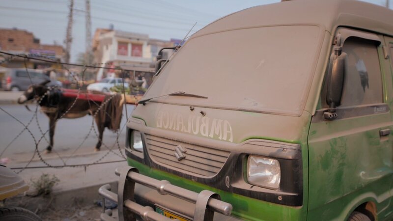 Um Profit zu erzielen, gehen illegale Organhändler über Leichen. In diesem pakistanischen Krankenwagen starb ein Mann, dem beide Nieren geraubt wurden. – Bild: ZDF