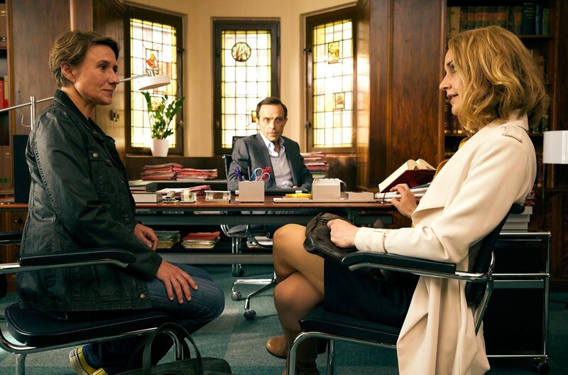 Romy Heiland (Christina Athenstädt, r.) erfährt von Hauptkommissarin Katja Weisswange (Meike Schlüter, l.) und Staatsanwalt Rudi Illić (Aleksandar Jovanovic, M.), dass ihrer Mandantin eine zweijährige Gefängnisstrafe drohen könnte. – Bild: ARD/​Rudolf Wernicke