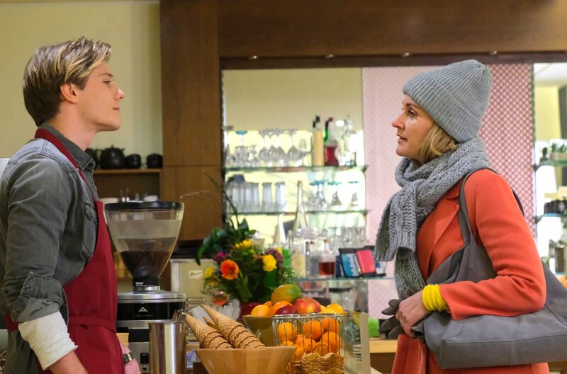 Tanja Ewald hält Lottes Freund Lenny für einen unzuverlässigen Aufreißer. – Bild: ARD/​Jacqueline Krause-Burberg