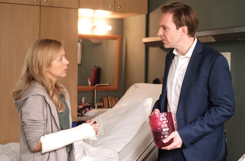 Lila Machleit (Anna Ewelina) erzählt ihrem Freund Till van Vliet (Hugo Grimm), dass ausgerechnet seine hochschwangere Ex-Freundin ihre Zimmernachbarin ist. Diese behauptet auch noch, dass Till der Vater sei. Doch Till kann Lila versichern, dass das eine Lüge ist. Schließlich war er zum Zeitpunkt der Zeugung schon mit Lila zusammen. – Bild: MDR/​Saxonia Media/​Robert Strehler
