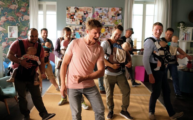 Der Entbindungspfleger Toni (Leo Reisinger) beim Daddy Dancing Kurs. – Bild: ARD Degeto/​Kerstin Stelter
