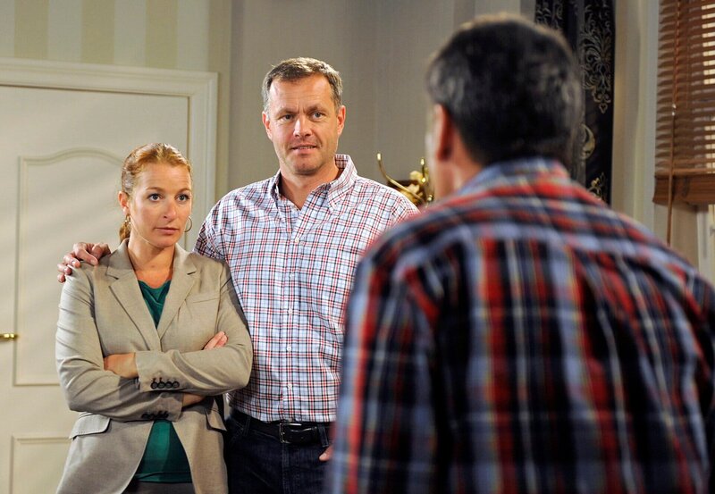 ARD ROTE ROSEN FOLGE 1370, am Donnerstag um 14:10 Uhr im ERSTEN. Entschlossen teilt Carla (Maria Fuchs, l. mit Joachim Kretzer, M.) Gunter (Hermann Toelcke, r.) mit, dass sie ihm die Führung des Hotels zurückgeben will. – Bild: ARD/​Nicole Manthey