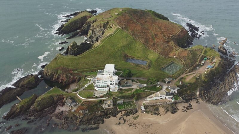 Das 1929 eröffnete „Burgh Island“ Hotel wurde im Art-déco-Stil erbaut. – Bild: ZDF