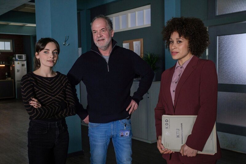 Endlich ist die neue Chefin da. Ella Hansen (Oceana Mahlmann, r.), begrüßt Franzi Berger (Paula Schramm, l.) und Oskar Schütz (Marek Erhardt, M.) in ihrem Team. – Bild: ZDF
