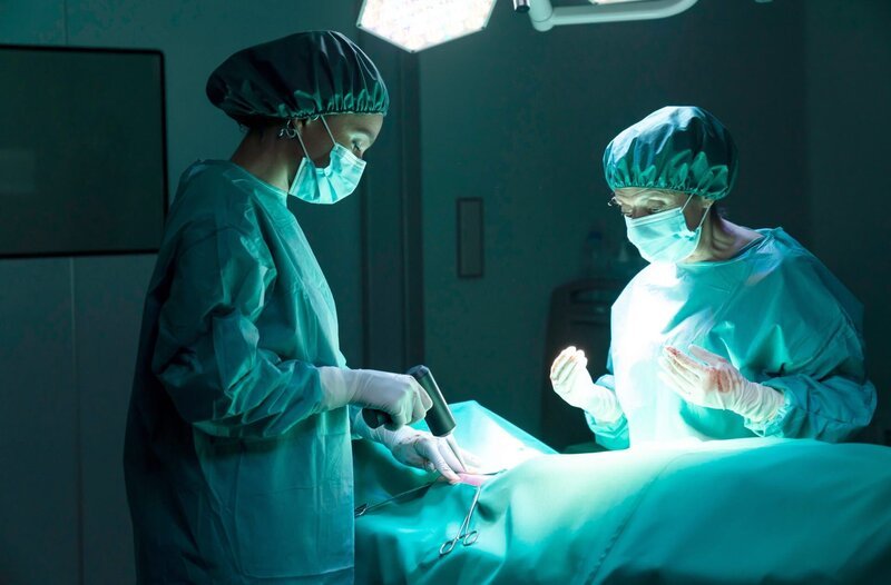Marlene Hirt (Gina Haller, li.) und Dr. Seda Safadi (Adriana Altaras, re.) operieren in der Schattenklinik. – Bild: ARD/​MDR/​ARD Degeto/​Arte/​Ufa Fiction/​Armanda Claro
