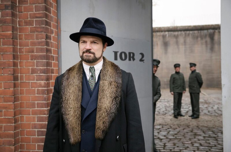 Babylon Berlin Staffel 3 Folge 10 Sieht seine Stellung bedroht: Misel Maticevic als der Armenier Copyright: SRF/​X Filme Creative Pool GmbH/​ARD Degeto Film GmbH/​Sky Deutschland/​WDR/​Beta Film GmbH/​Frédéric Batier – Bild: SRF/​X Filme Creative Pool GmbH/​ARD Degeto Film GmbH/​Sky Deutschland/​WDR/​Beta Film GmbH/​Frédéric Batier