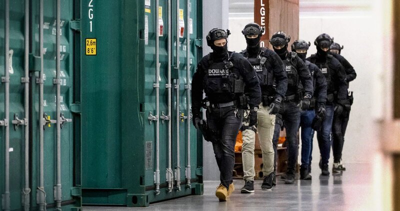 Der Zoll hat der Kokain-Mafia den Kampf angesagt. – Bild: ZDF und Tobias Lenz
