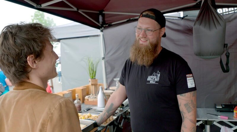 Fuer Willi Gretzschel (r.) von Leipzig grillt gut muss Fleisch sein, aber die Menge macht’s. – Bild: MDR