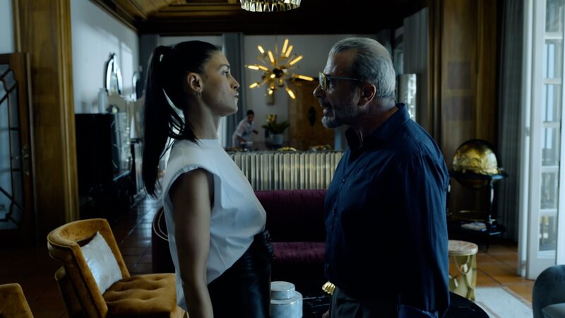 Gema (Nerea Barros) bittet ihren Vater (Miquel Insua) die Ware im Wert von 100 Millionen Euro zu retten und den Menschen im U-Boot zu Hilfe zu kommen. – Bild: ZDF und Tommie Ferreras AEC