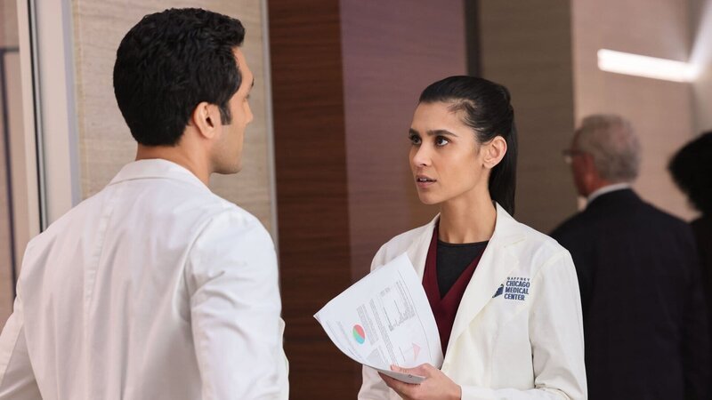 Chicago Med Staffel 9 Folge 5 Sie sind nicht gleicher Meinung: Dominic Rains als Dr. Crockett Marcel, Sophia Ali als Dr. Zola Ahmad – Bild: SRF/​NBC Universal