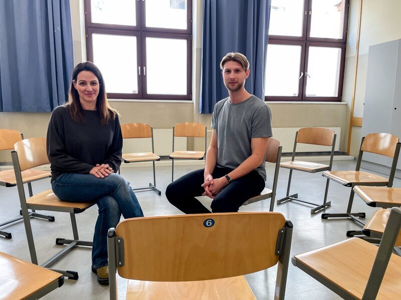 David Gamsjäger von Interface berichtet Lisa Gadenstätter von den Workshops, die sie an Schulen anbieten. – Bild: ORF/​BFILM