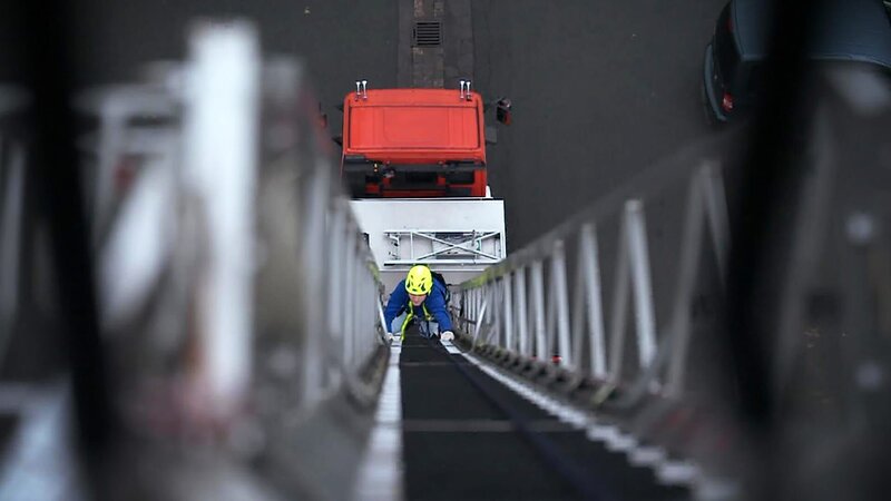 Der Feuerwehrmann klettert die Leiter hoch – Bild: Warner Bros. Discovery