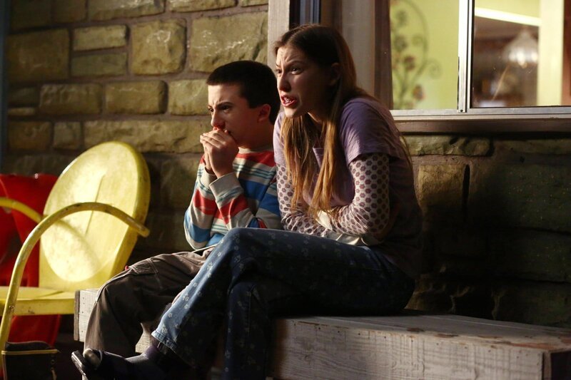 NELLA FOTO, DA SINISTRA: ATTICUS SHAFFER (BRICK HECK), EDEN SHER (SUE HECK) – Bild: HBOH