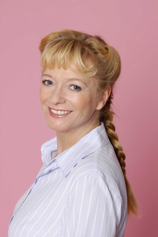 (1. Staffel) – Helga Plenske (Ulrike Mai) – Bild: SAT.1 /​ André Kowalski Eigenproduktionsbild frei