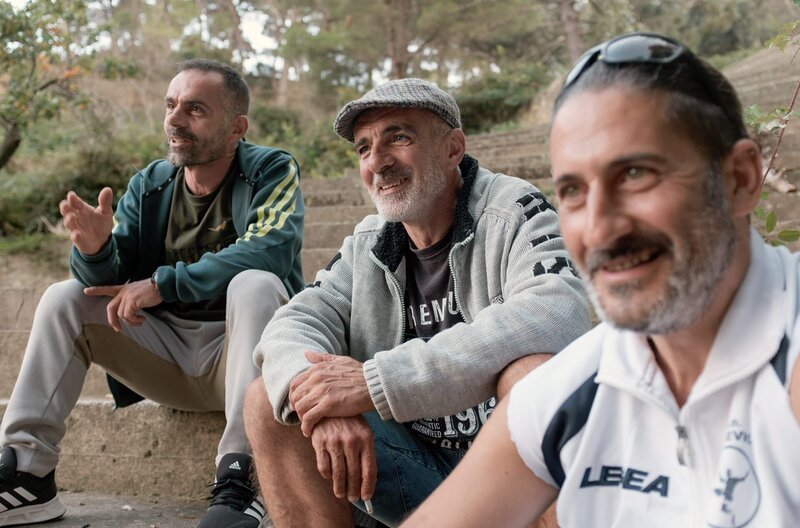 Tagsüber dürfen die Gefangenen von Gorgona sich auf der Insel frei bewegen. – Bild: ARTE /​ MedienKontor/​Samuel Kaufmann