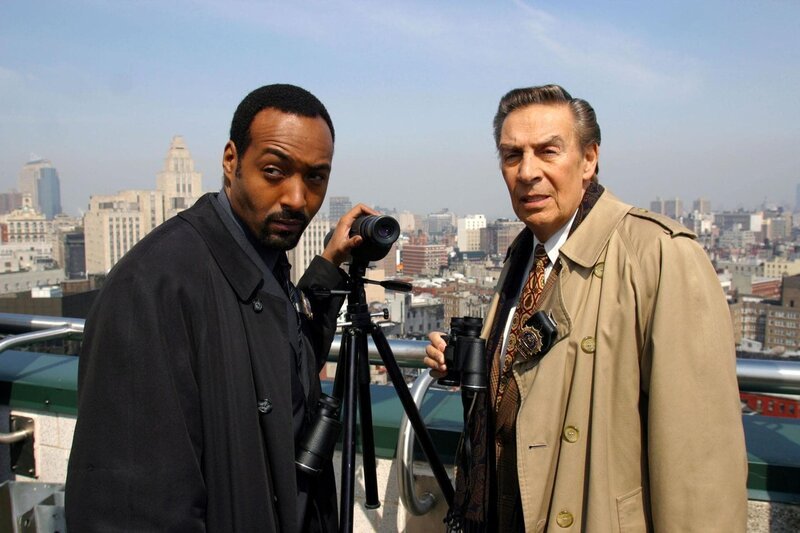 Auf offener Straße werden vier Menschen erschossen, die augenscheinlich nichts miteinander zu tun hatten. Det. Green (Jesse L. Martin) und Det. Briscoe (Jerry Orbach) beginnen mit ihren Ermittlungen. – Bild: RTL