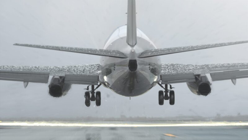 Die Air Florida 737 beschleunigt die Startbahn hinunter, Blick auf den Rumpf und die Tragfläche mit Triebwerk. (credit: Cineflix International Media) – Bild: NGC /​ Cineflix International Media