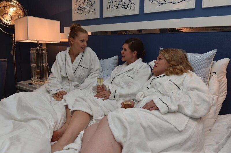 Emily (Emily Cox, M.) will alles über Muriels (Gisa Flake, r.) Sexleben mit Frauen erfahren, während Pheline (Pheline Roggan, l.) frühzeitig nach Hause fährt und dort auf einen außer Kontrolle geratenen Männerabend trifft … – Bild: maxdome /​ ProSieben