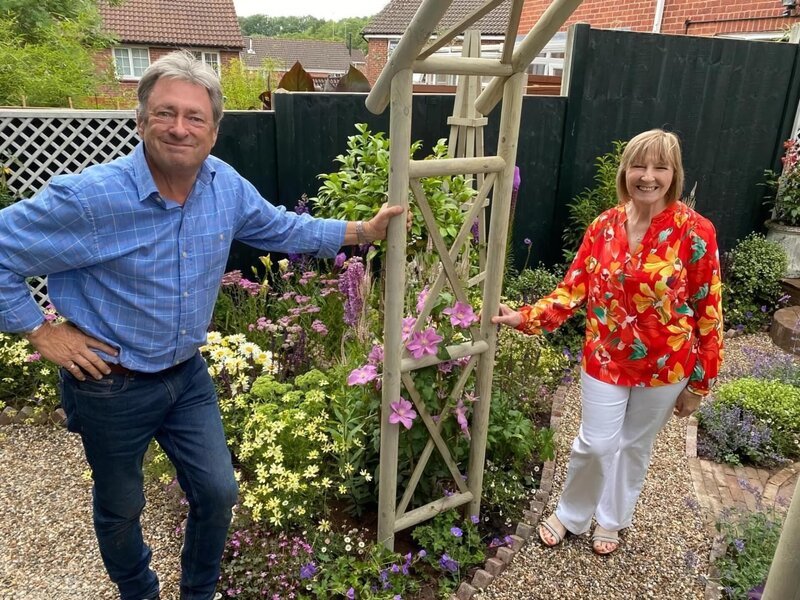 Alan Titchmarsh und Gartenbesitzerin, Cottage Garten in Redditch Die Verwendung des sendungsbezogenen Materials ist nur mit dem Hinweis und Verlinkung auf RTL+ gestattet. – Bild: RTL/​Spun Gold & All3media International