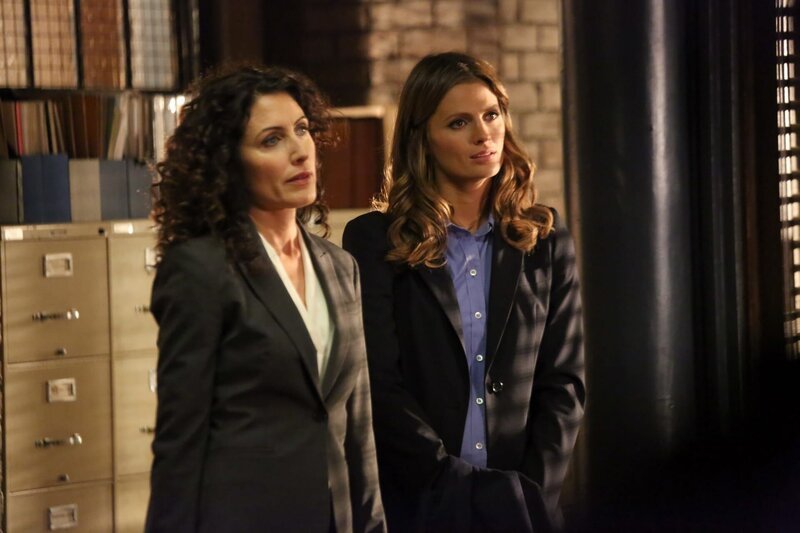 Ehe sich das New Yorker Team versieht, übernehmen Rachel McCord (Lisa Edelstein, l.) und Kate Beckett (Stana Katic, r.) ihren aktuellen Fall … – Bild: ABC Studios Lizenzbild frei