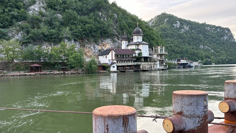 Das Kloster Mraconia in der Kazan-Schlucht. – Bild: MDR/​Paul Tutsek