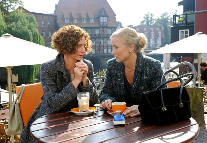 Henriette lässt weiter Luft ab, indem sie sich mit ihrer Freundin Nicole in Rachephantasien flüchtet. – Bild: ARD/​Nicole Manthey