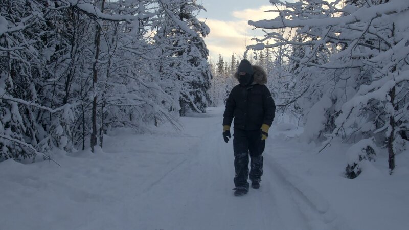 Kaleb Rowland entdeckt Tierspuren im Schnee. (National Geographic) – Bild: National Geographic /​ National Geographic