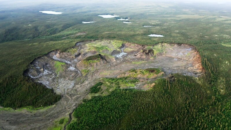 Satellitenbilder zeigen, dass in Teilen der kanadischen Arktis zwischen 1984 und 2015 die Zahl der aufgezeichneten Einbrüche durch auftauenden Permafrost um das Sechzigfache gestiegen ist. – Bild: BBC /​ ZDF und BBC /​ zdf