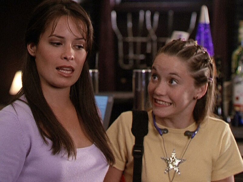 Piper (Holly Marie Combs, l.) muss Jenny (Karis Bryant, r.) leider enttäuschen. Sie darf auf keinen Fall am Abend in ihren Club kommen, da dort ein Dämon lauert. – Bild: Paramount Pictures