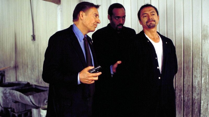 In dem Glauben, nicht zwei Mal für die gleiche Tat verurteilt werden zu können, gibt Reynaldo Celaya (Otto Sanchez) die Tat zu. Doch Briscoe (Jerry Orbach, li.) und Green (Jesse L. Martin) haben interessante Neuigkeiten für ihn … – Bild: RTL