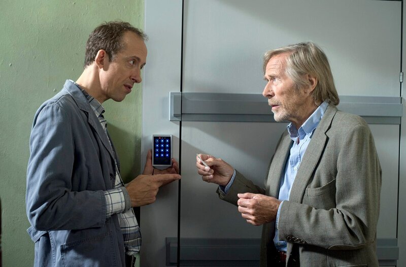 Olli Schwacke (Rudolf Krause, l.) baut aufwendige Sicherheitstechnik im Haus von Rudolph Heubach (Horst Janson, r.) ein. – Bild: ARD/​Thorsten Jander