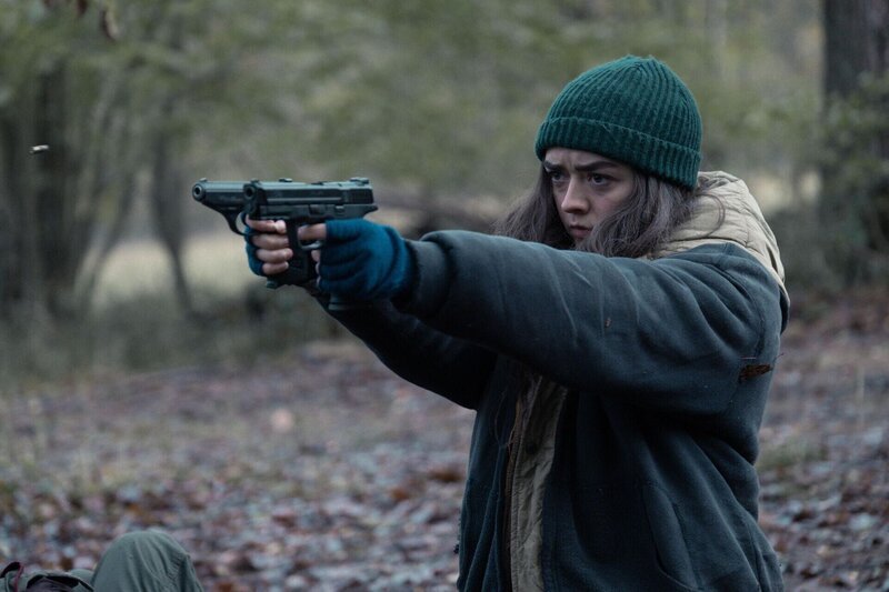 Die Verfolger sind Kim (Maisie Williams) und ihrer Gruppe nach der geplatzten Übergabe weiter auf den Fersen. Nun steht ein finaler Kampf in der Wildnis bevor. – Bild: Sky UK Ltd /​ Nick Wall