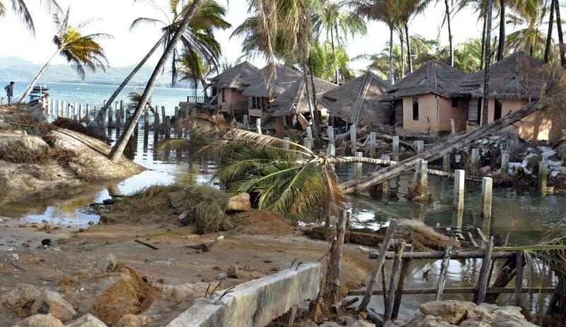 Ein Resort im Bang Tao-Gebiet von Phuket, Thailand, ist am 11. Januar 2005 abgebildet, nachdem es durch den Tsunami vom 26. Dezember verwüstet worden war. – Bild: Richard Vogel /​ The Associated Press
