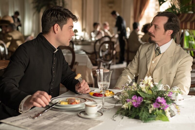 Padre Grau (Roger Coma – , l) und Alfredo (Fele Martínez) – Bild: port.hu