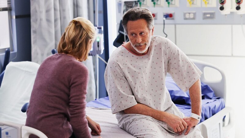 Chicago Med Staffel 9 Folge 2 Sie redet ihm kurz vor der OP gut zu: Jessy Schram als Dr. Hannah Asher, Steven Weber als Dr. Dean Archer – Bild: SRF/​NBC Universal