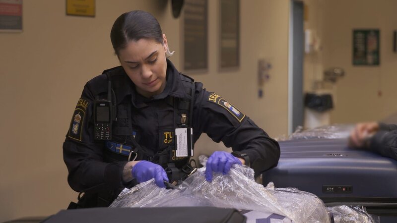 The customs officer is inspecting the goods. – Bild: SBS Discovery Media