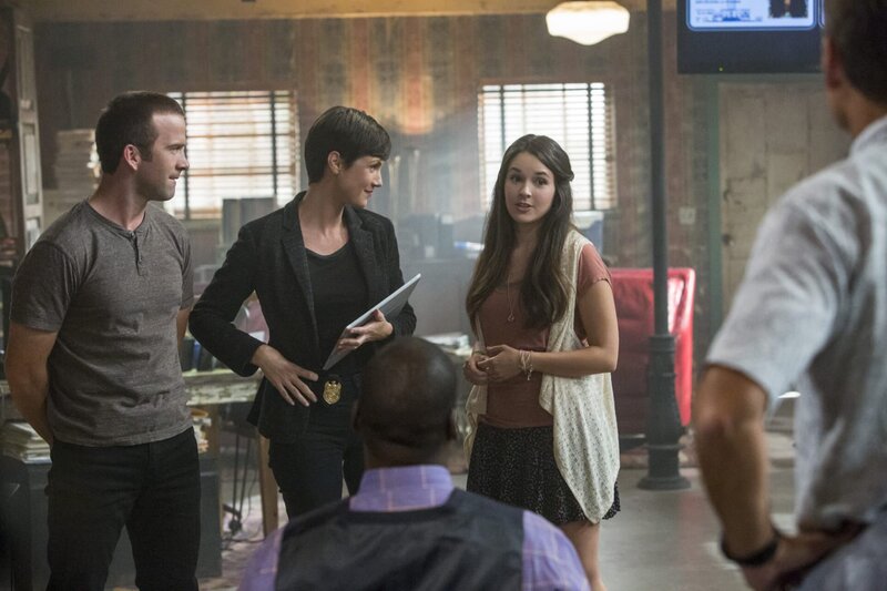 Als ein Navy-Seal bei einer Studentenparty ums Leben kommt, ermitteln NCIS Special Agent Patton Plame (Daryl Mitchell, M.), Pride (Scott Bakula, r.), Brody (Zoe McLellan, 2.v.l.) und LaSalle (Lucas Black, l.) mit den Ermittlungen – dabei stoßen sie auf Prides Tochter Laurel (Shanley Caswell, l.). Doch kann sie weiterhelfen? – Bild: 2014 CBS Broadcasting Inc. All Rights Reserved. Lizenzbild frei