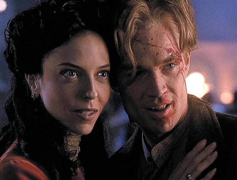 Einst wurde Spike (James Marsters, r.) von Drusilla (Juliet Landau, l.) zum Vampir gemacht und zog mit ihr mordend durch die Welt. – Bild: DMB