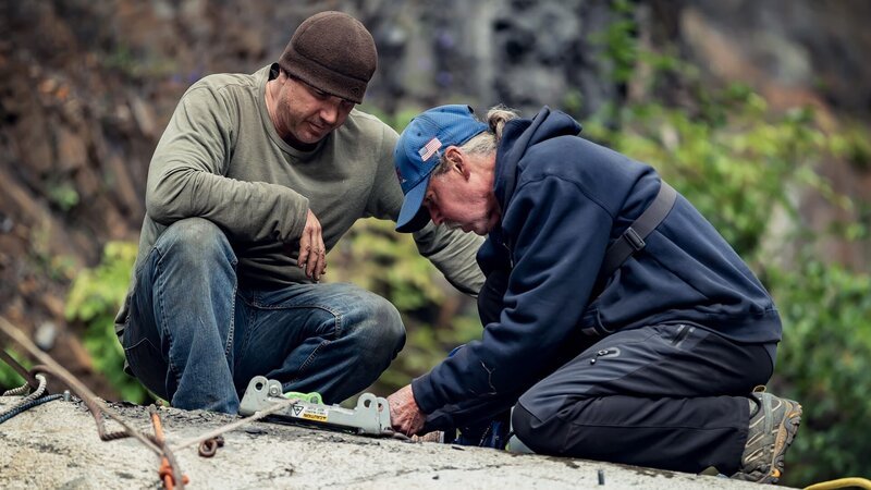 Dustin Hurt und Wes Richardson legen Ketten am großen Felsblock an – Bild: Warner Bros. Discovery
