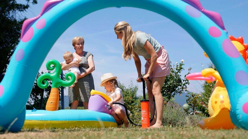 Winzerin Katrin Wind in Landau-Arzheim – ihre Mutter hilft bei der Kinderbetreuung – Bild: SWR