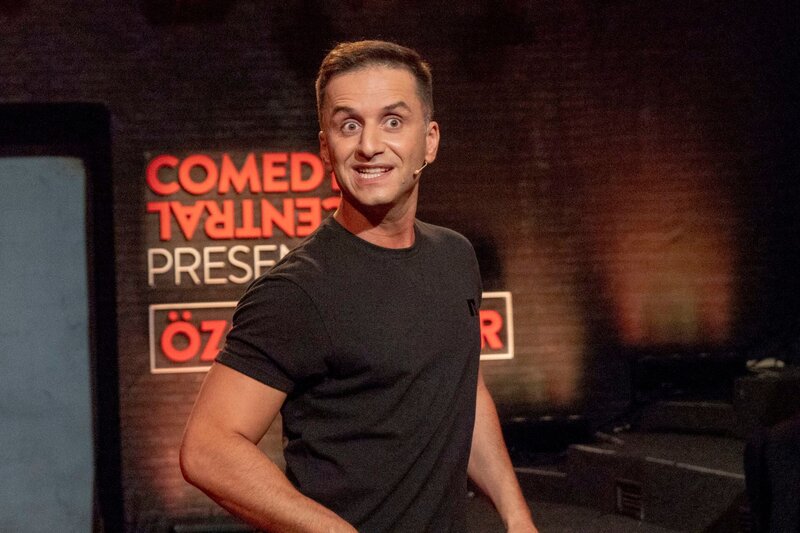 COMEDY CENTRAL PRESENTS STANDUP Host: Max Gstettenbauer  AZ-11  Özcan Cosar – Bild: ComedyCentral /​ Max Kohr