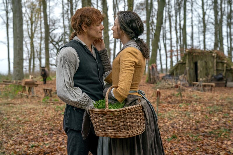 l-r: Jamie Fraser (Sam Heughan), Claire Randall (Caitriona Balfe) – Bild: Aimee Spinks /​ Sony /​ Die Verwendung ist nur bei redaktioneller Berichterstattung im Rahmen einer Programmankündigung ab 2 Monate vor der ersten Auss /​ © 2018, 2019 Sony Pictures Television Inc. All Rights Reserved.