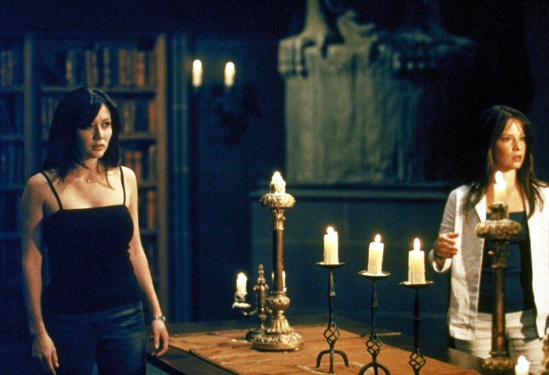 Prue (Shannen Doherty, l.); Piper (Holly Marie Combs, r.) – Bild: CBS Studios Inc.