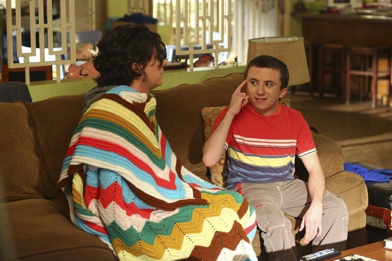 Axl (Charlie McDermott, l.); Brick (Atticus Shaffer, r.) – Bild: Warner Bros.